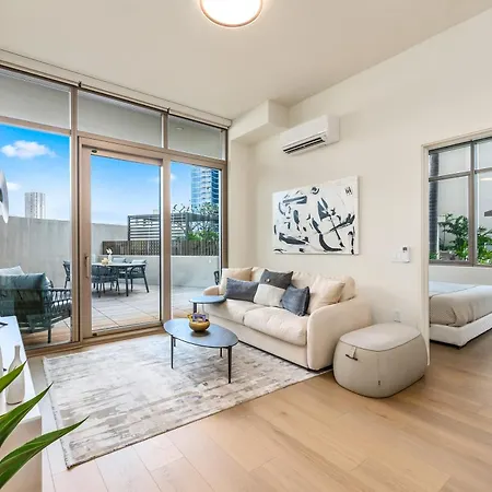 Honolulu Luxury Condo W Resort Amenities Private Courtyard Access